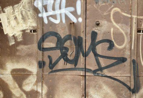 Enlèvement et nettoyage de graffitis sur les murs