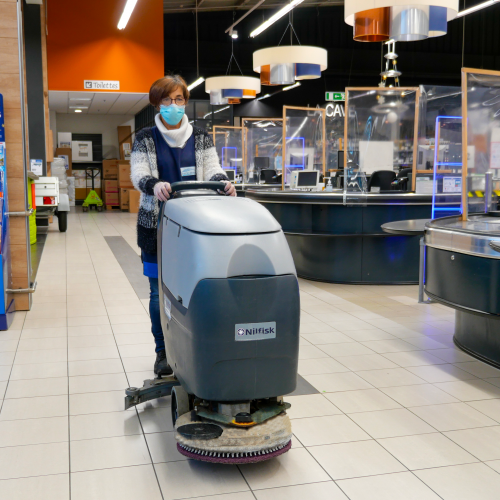 Pour l’image de votre commerce, l’hygiène est un facteur essentiel et vos clients y sont très sensibles. C’est pourquoi la qualité de nettoyage de votre surface de vente est une priorité. Pour répondre à vos besoins et aux exigences de vos consommateurs, nous avons développé des solutions de prestations de nettoyage adaptées spécifiquement à votre activité : boutique, magasin, centre commercial ou grande surface. Pour l’image de votre commerce, l’hygiène est un facteur essentiel et vos clients y sont très sensibles. C'est pourquoi la qualité de nettoyage de votre surface de vente est une priorité. Pour répondre à vos besoins et aux exigences de vos consommateurs, nous avons développé des solutions de prestations de nettoyage adaptées spécifiquement à votre activité : boutique, magasin, centre commercial ou grande surface.